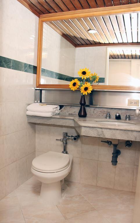 Hotel Ayenda 1235 Botero Medellín Esterno foto