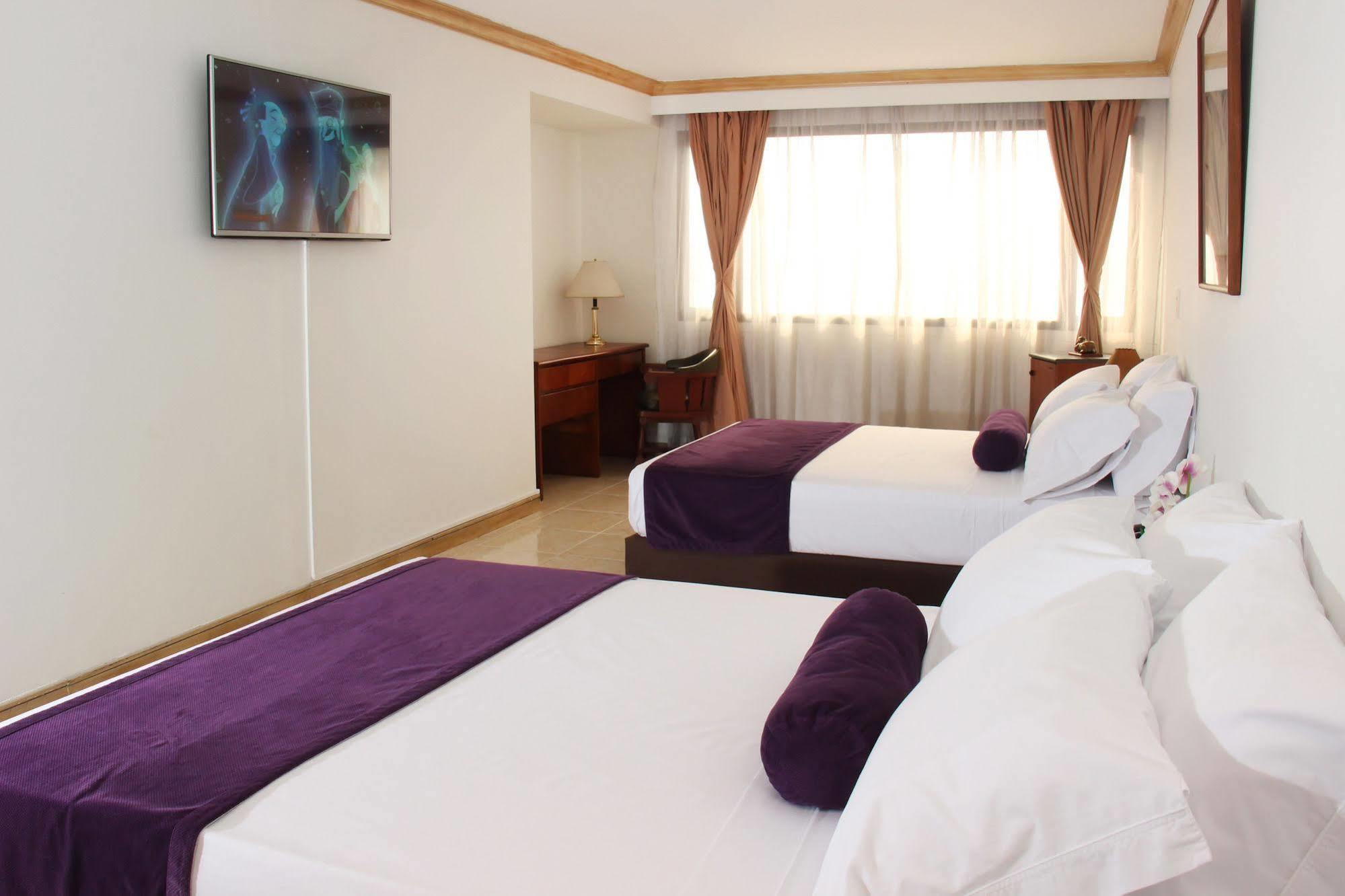 Hotel Ayenda 1235 Botero Medellín Esterno foto