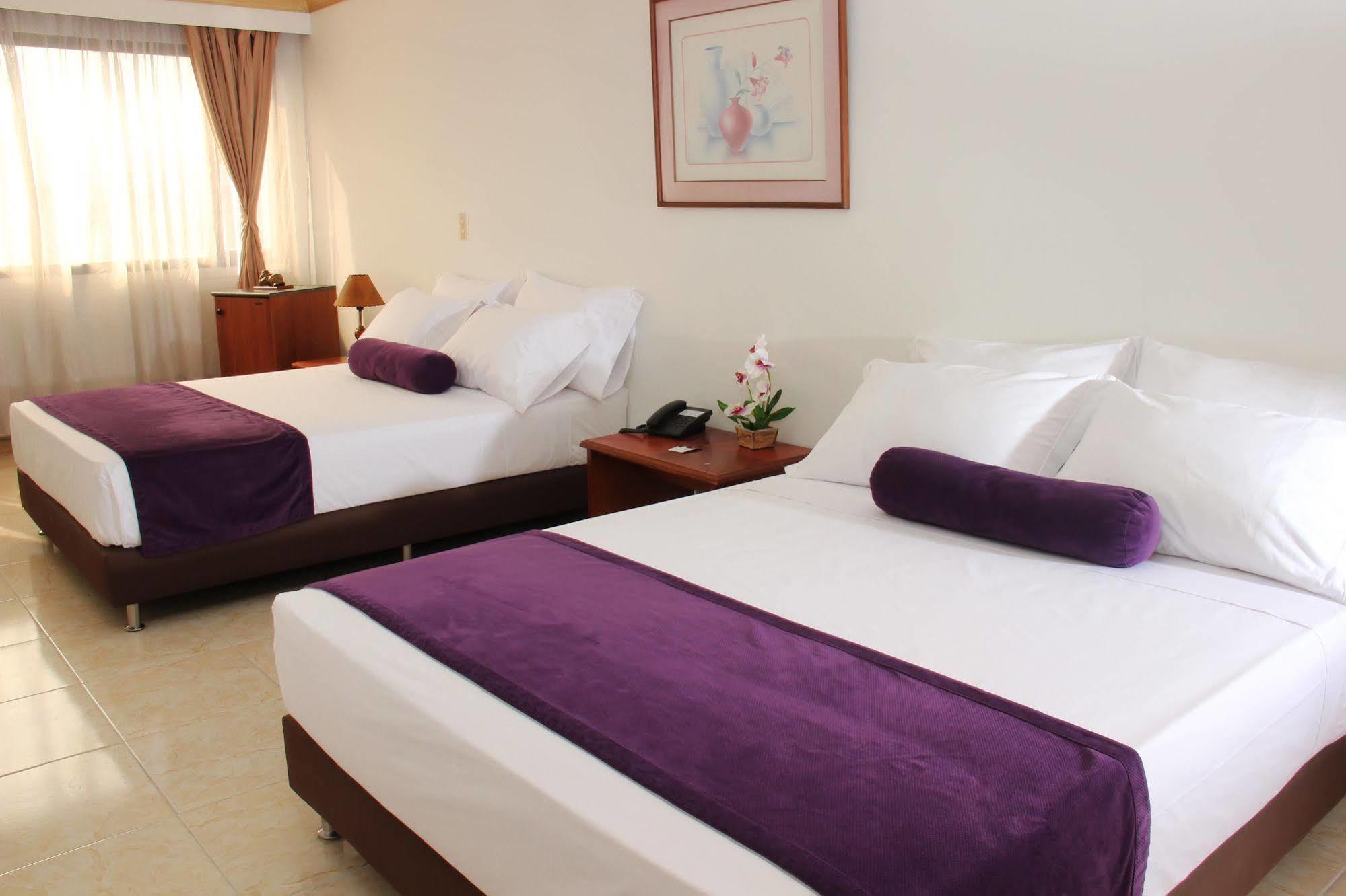 Hotel Ayenda 1235 Botero Medellín Esterno foto