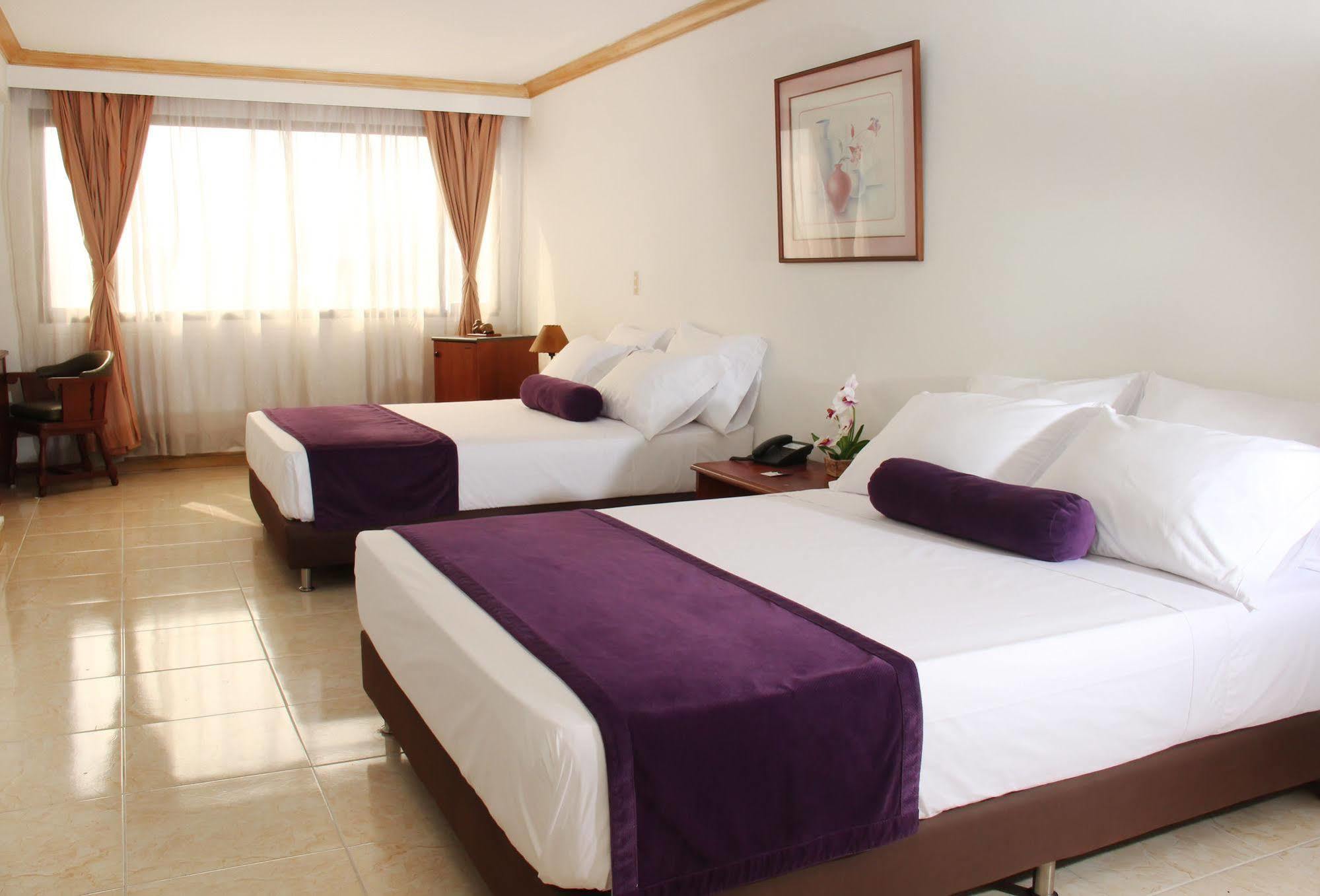 Hotel Ayenda 1235 Botero Medellín Esterno foto
