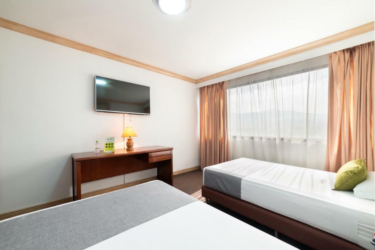 Hotel Ayenda 1235 Botero Medellín Esterno foto